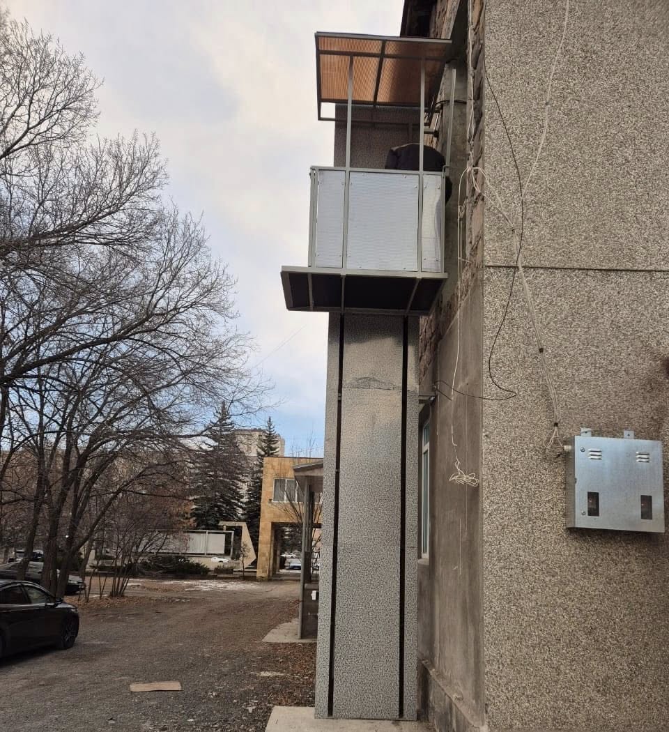 Ուղղահայաց բարձրացնող հարթակ՝ Հրազդանի համայնքապետարանում