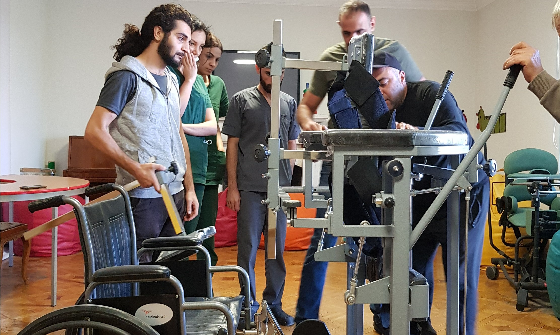 «Սորս» հիմնադրամի սաները նվեր ստացան քայլքի իմիտացիա իրականացնող սարք (Քայլաբեր)