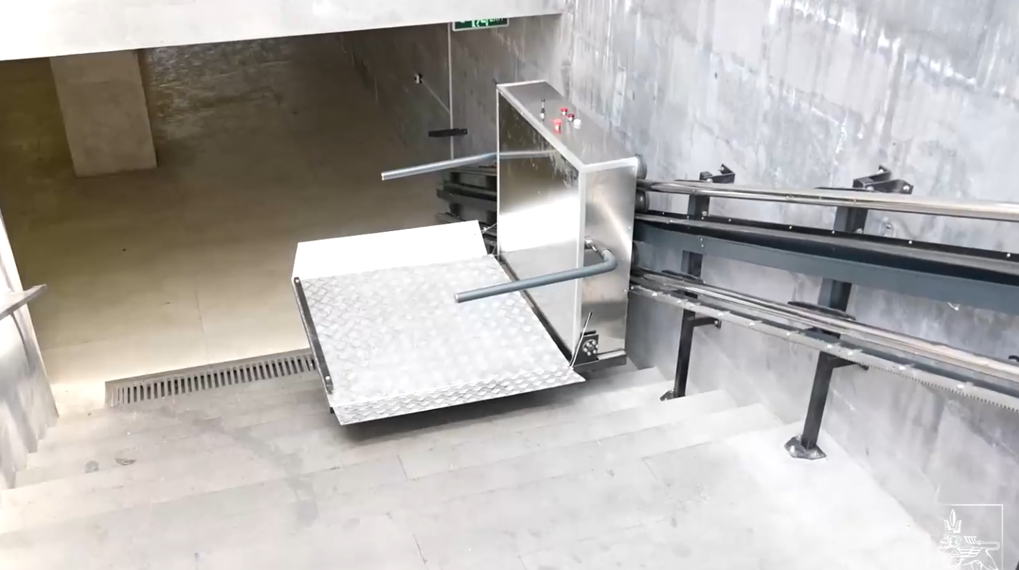 Վերելակ (ամբարձիչ հարթակ)՝ «Փակ շուկայի» գետնանցումում